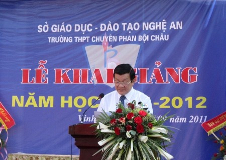 Chủ tịch nước Trương Tấn Sang phát biểu tại lễ khai giảng trường THPT Chuyên Phan Bội Châu. Ảnh: Xuân Hòa